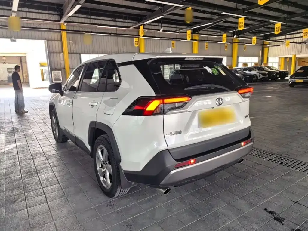 Toyota RAV4 — фото 7