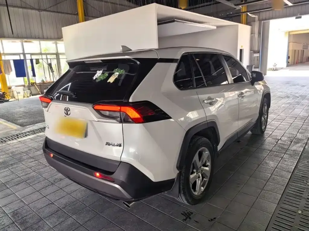 Toyota RAV4 — фото 5