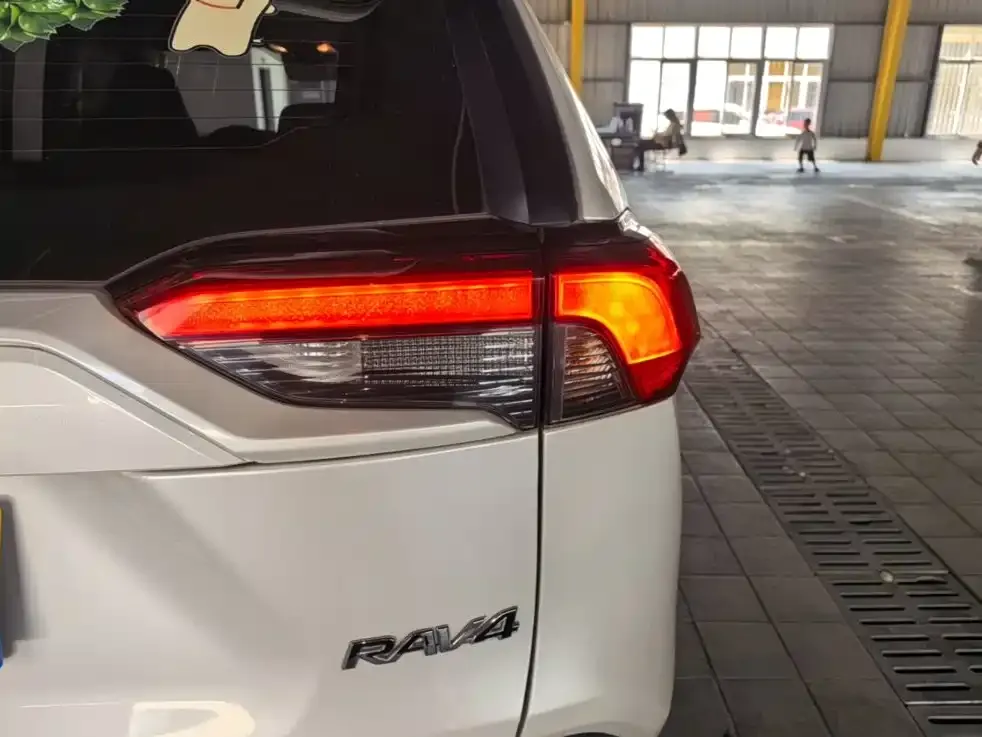 Toyota RAV4 — фото 2