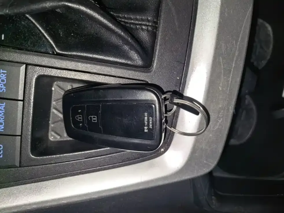 Toyota RAV4 — фото 10