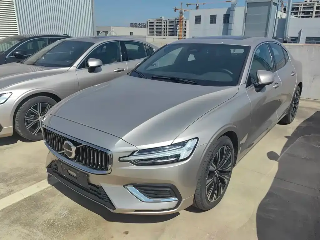 Volvo S60 — фото 1