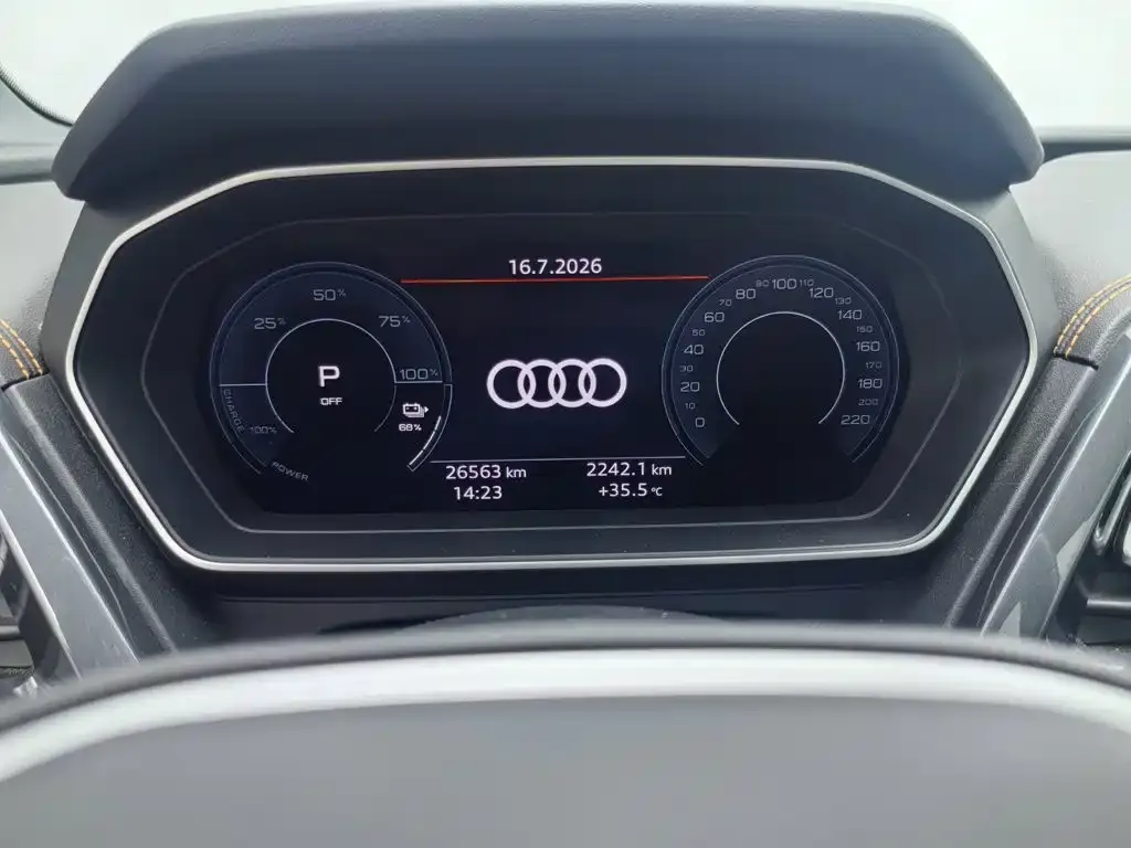 Audi Q4 e-tron — фото 2
