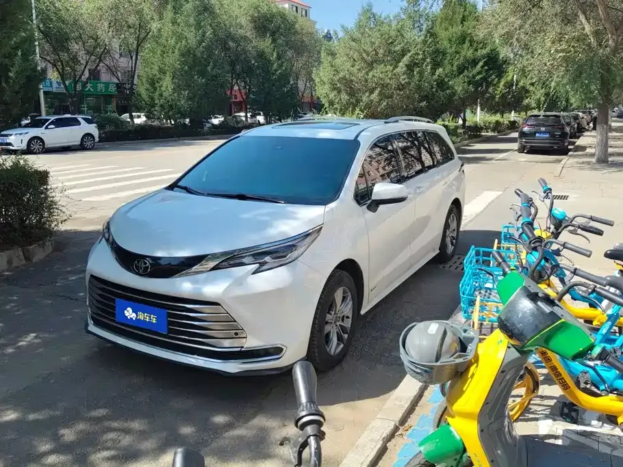 Toyota Sienna — фото 1
