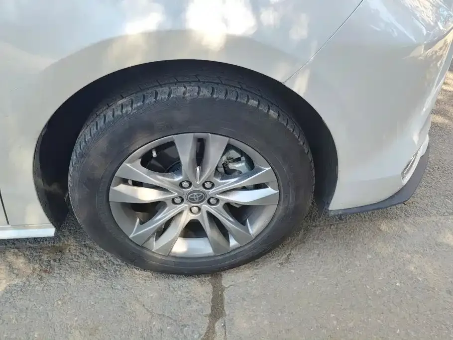 Toyota Sienna — фото 4
