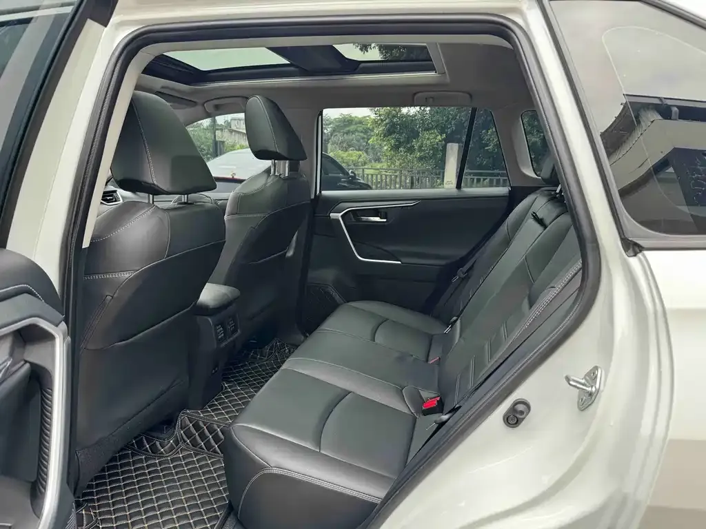 Toyota RAV4 — фото 2