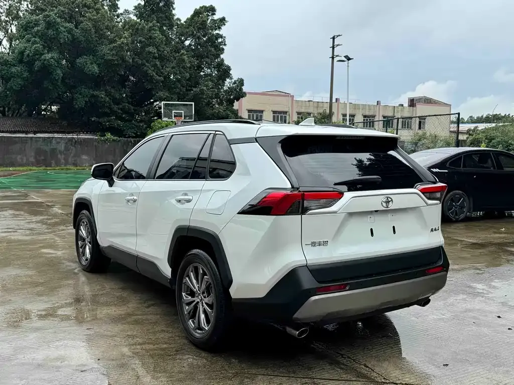Toyota RAV4 — фото 6
