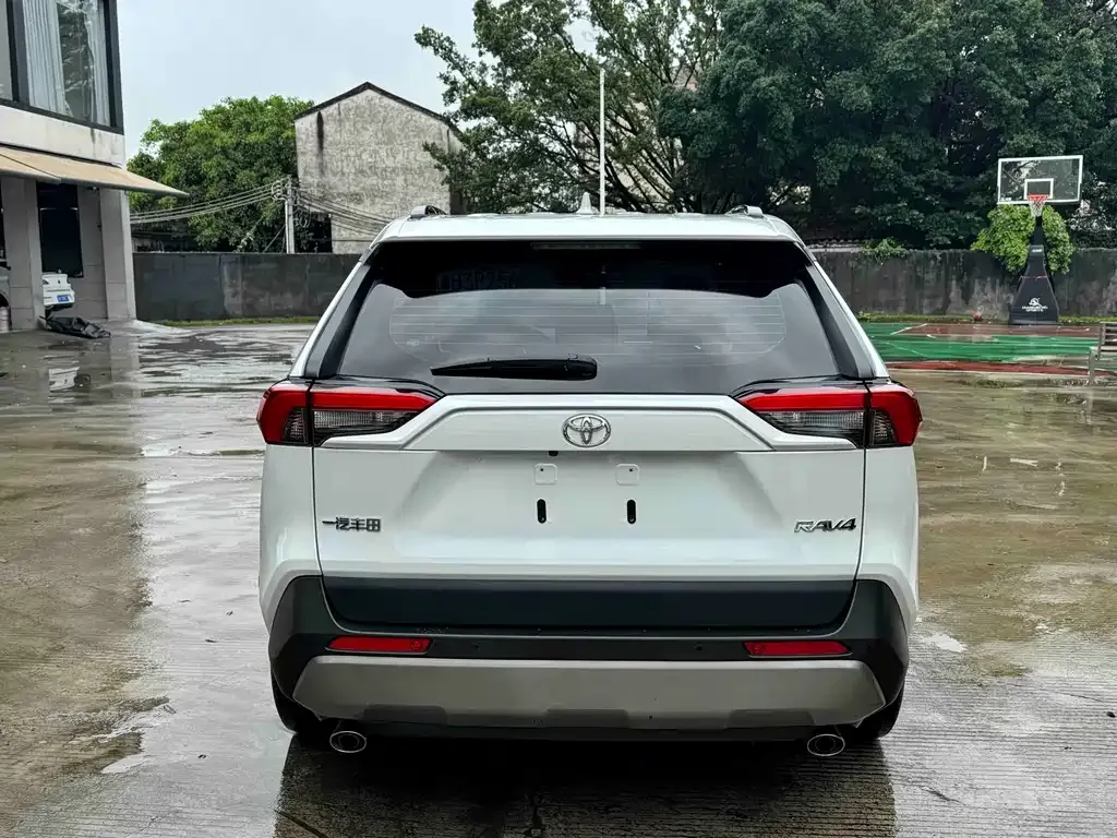 Toyota RAV4 — фото 8