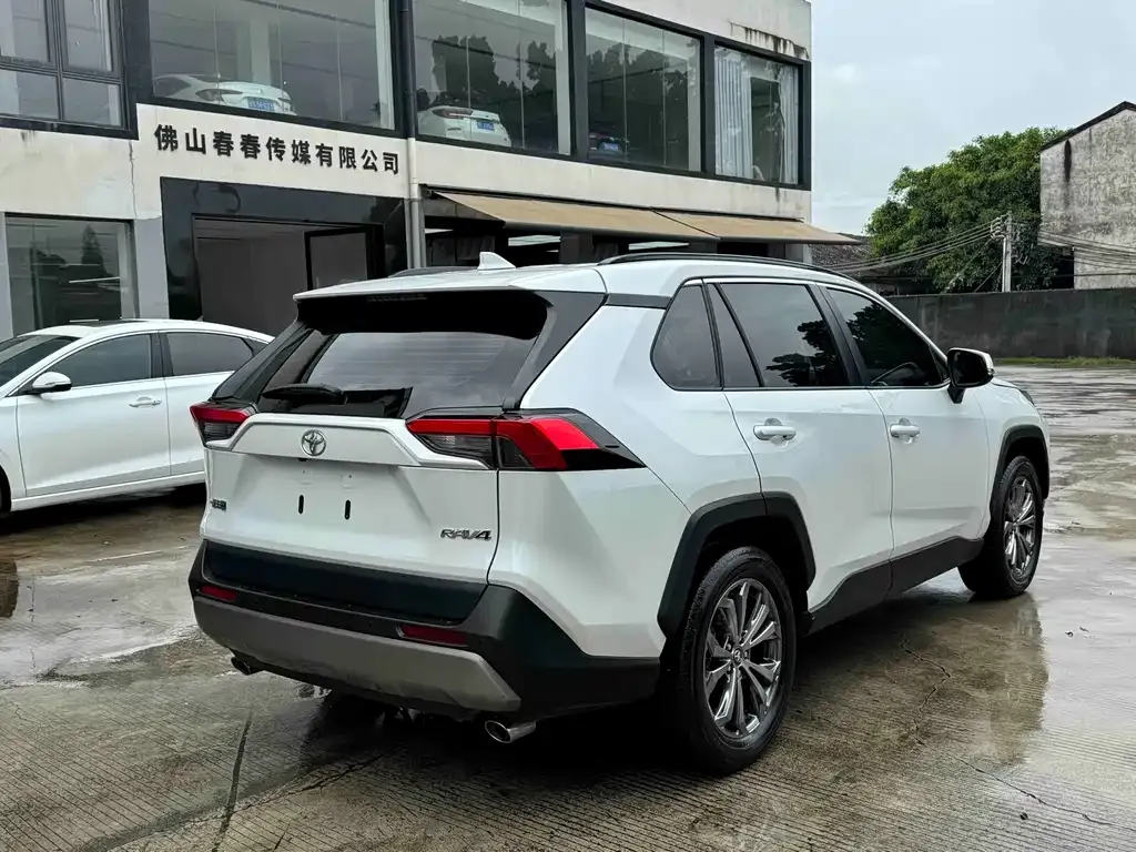 Toyota RAV4 — фото 3