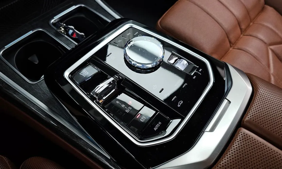 BMW 7-Series — фото 10