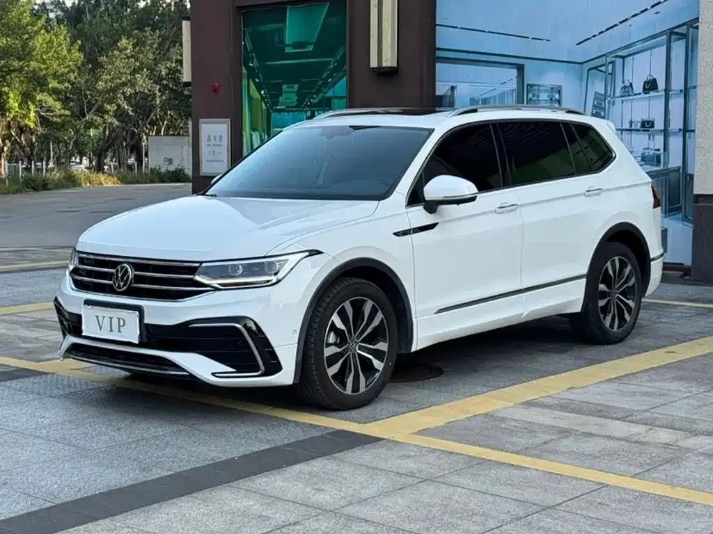 Volkswagen Tiguan L — фото 1