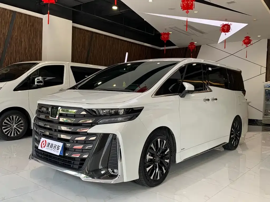 Toyota Vellfire — фото 1