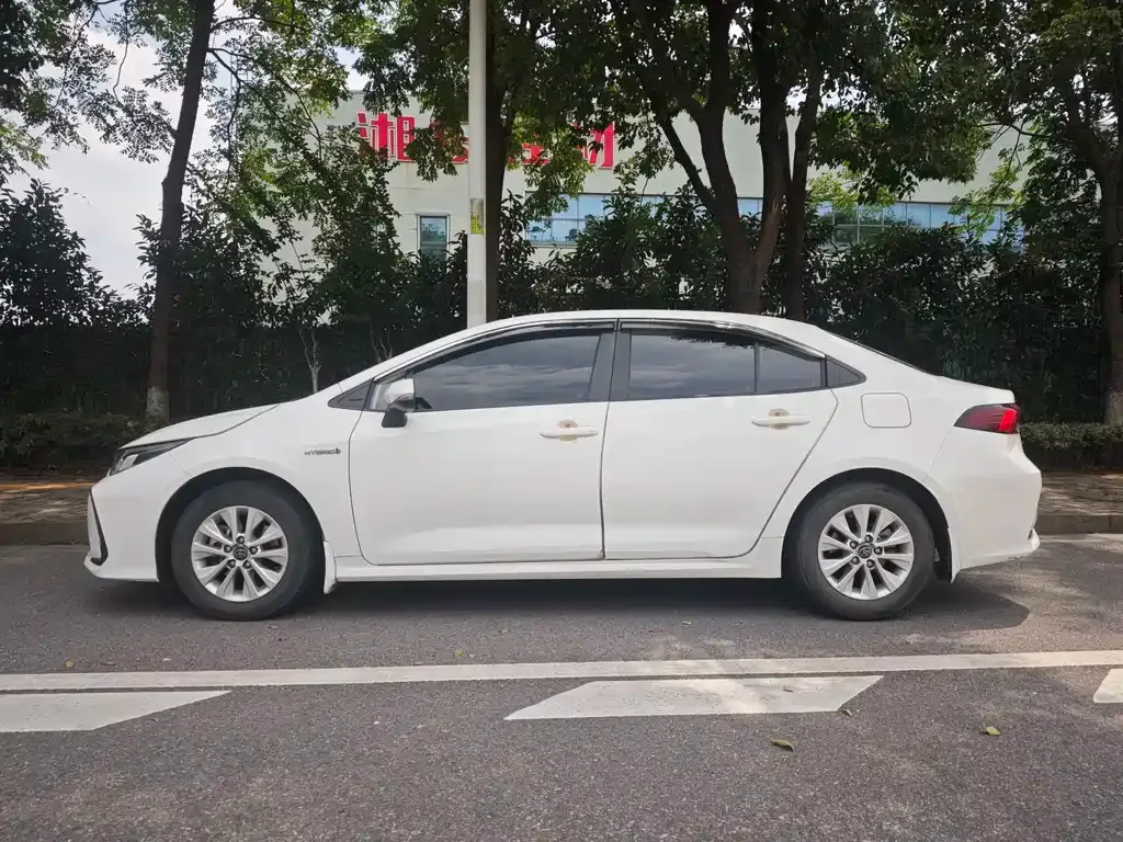 Toyota Corolla — фото 8