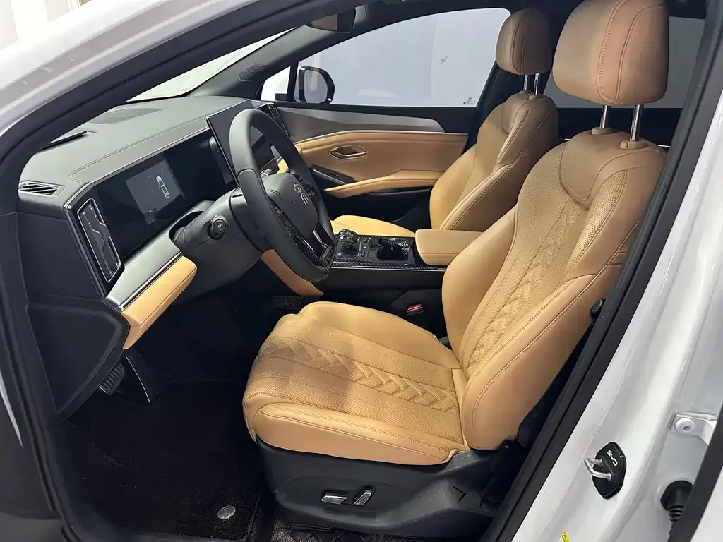 BYD L DM-i — фото 4