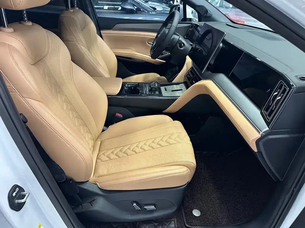 BYD L DM-i — фото 10