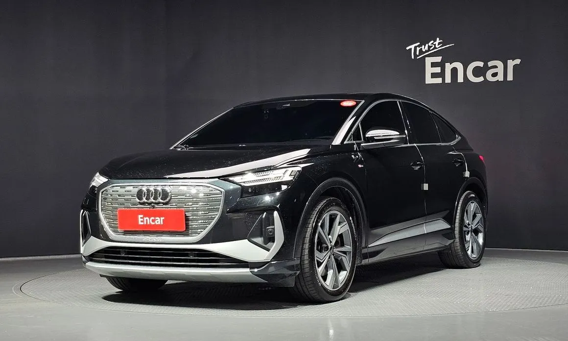 Audi Q4 e-tron — фото 1