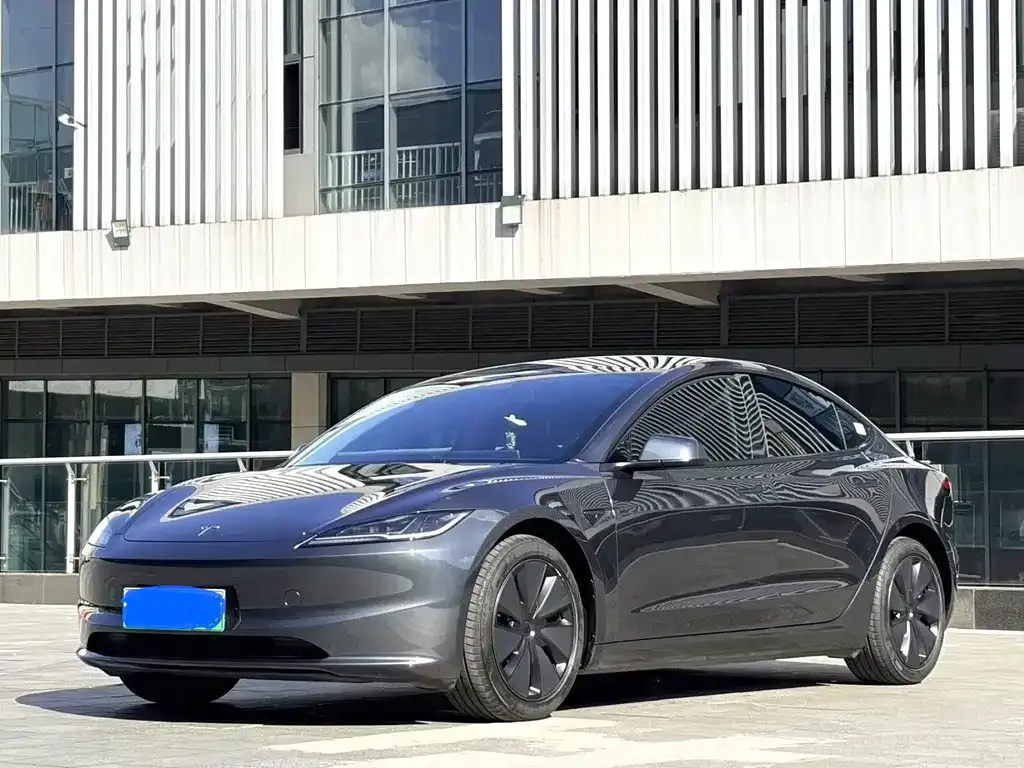 Tesla Model 3 — фото 1