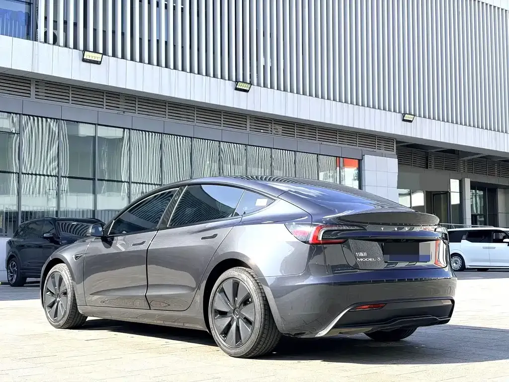 Tesla Model 3 — фото 9