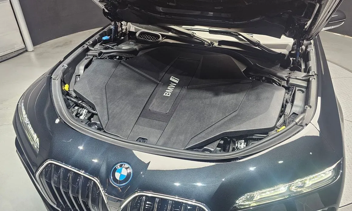 BMW i7 — фото 8
