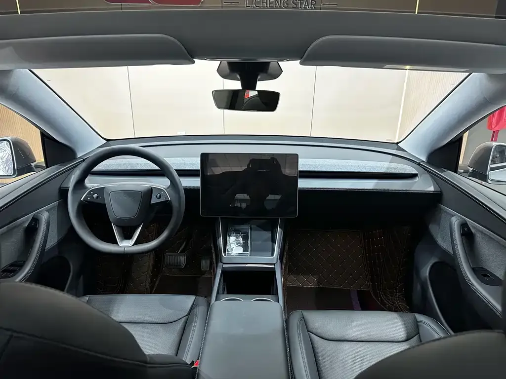 Tesla Model Y — фото 8