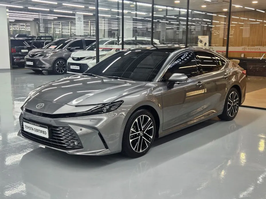 Toyota Camry 2.5 XLE Premium Hybrid 1