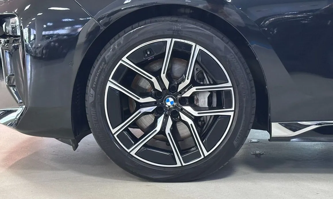 BMW 7-Series — фото 10