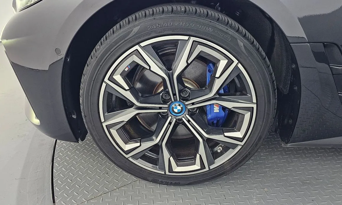 BMW i4 — фото 6