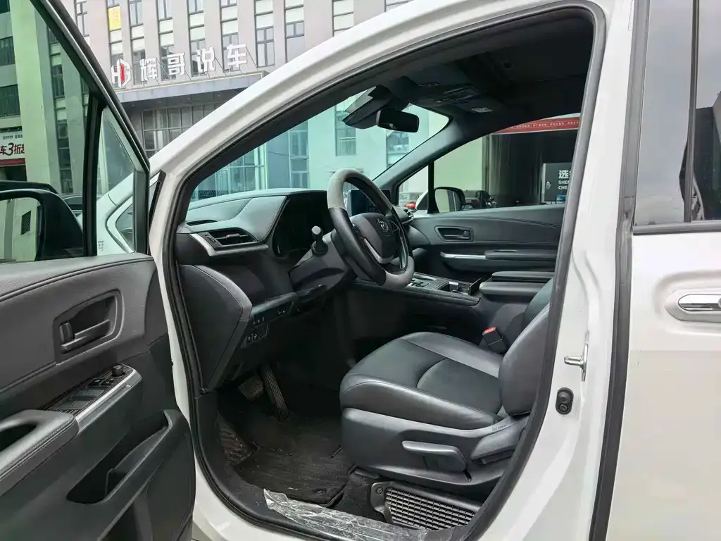 Toyota Granvia — фото 10
