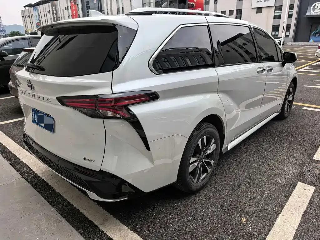 Toyota Granvia — фото 9