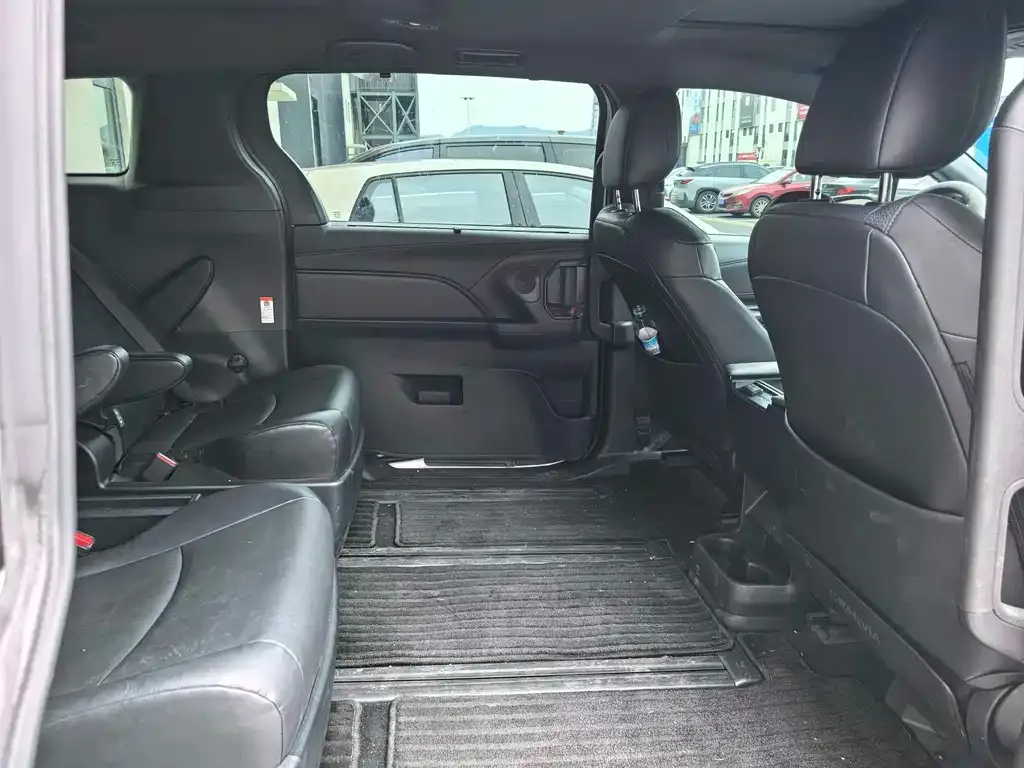 Toyota Granvia — фото 6