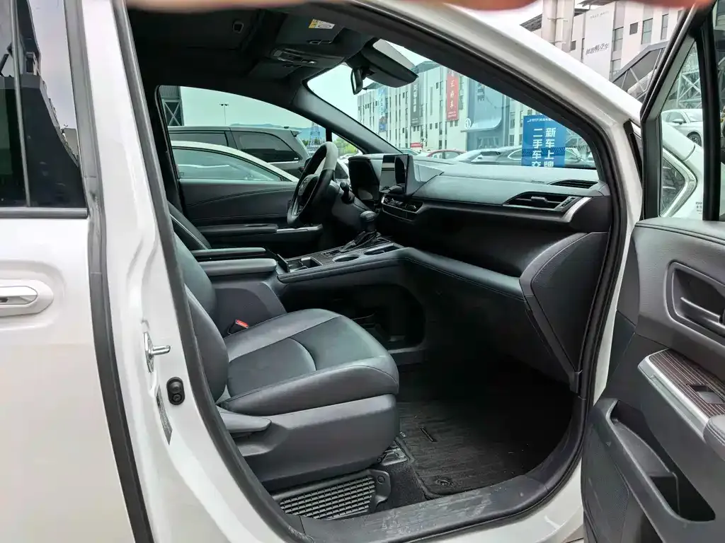 Toyota Granvia — фото 3
