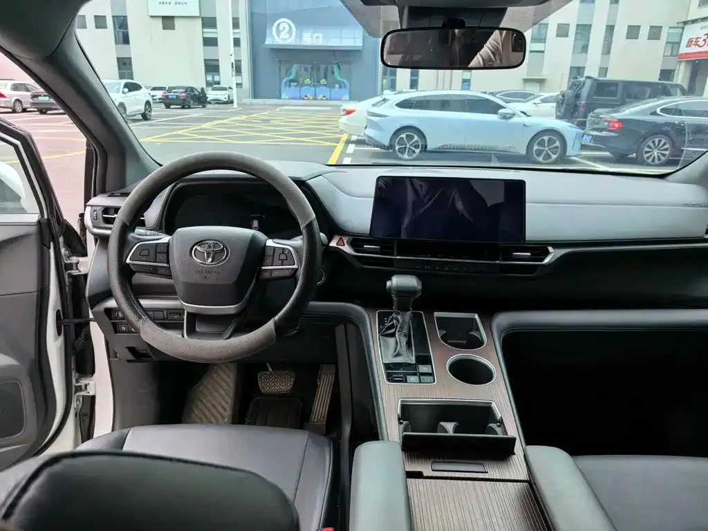 Toyota Granvia — фото 4
