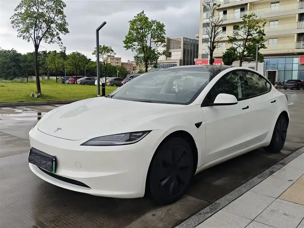 Tesla Model 3 — фото 1