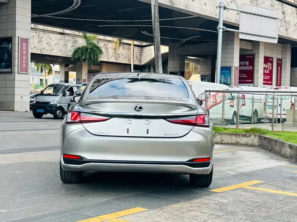 Lexus ES — фото 9