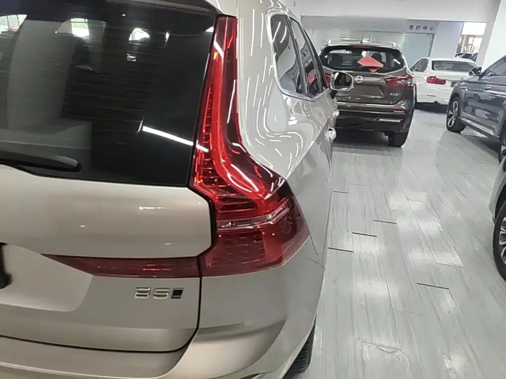 Volvo XC60 — фото 10