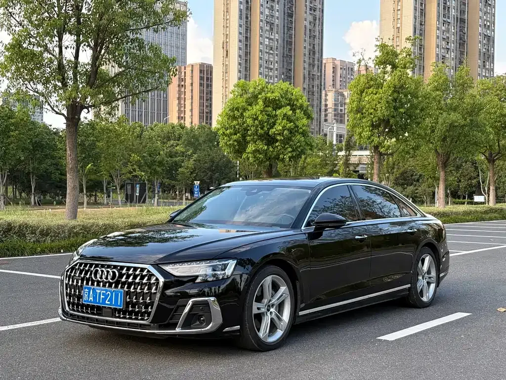 Audi A8 — фото 1