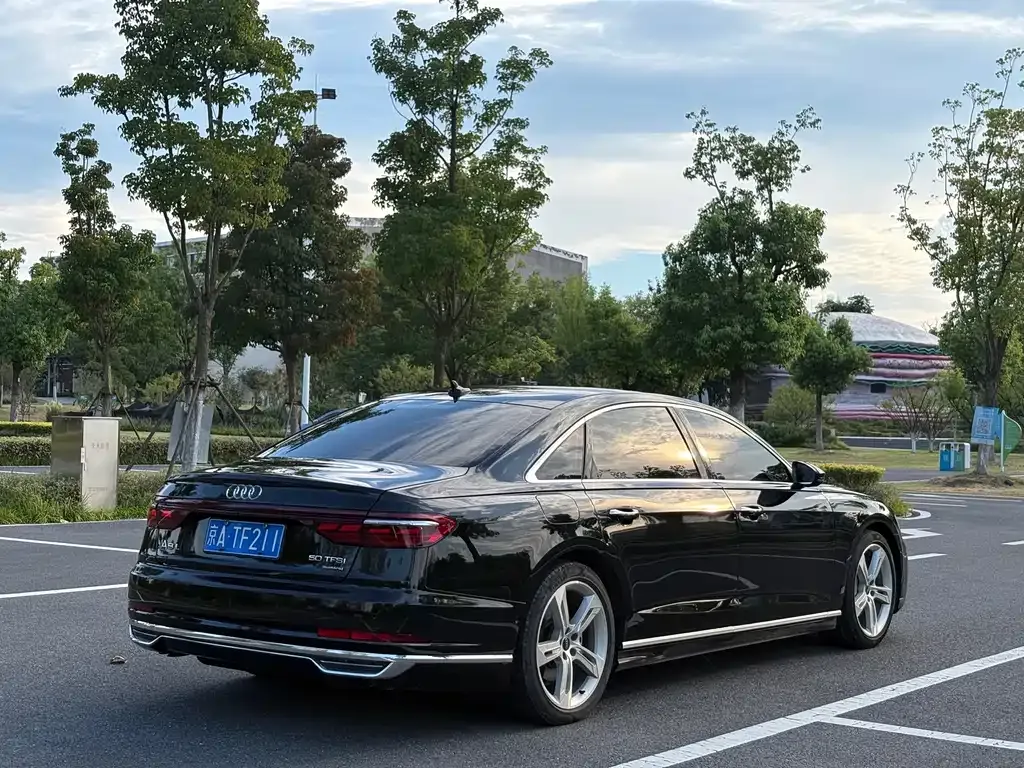 Audi A8 — фото 5