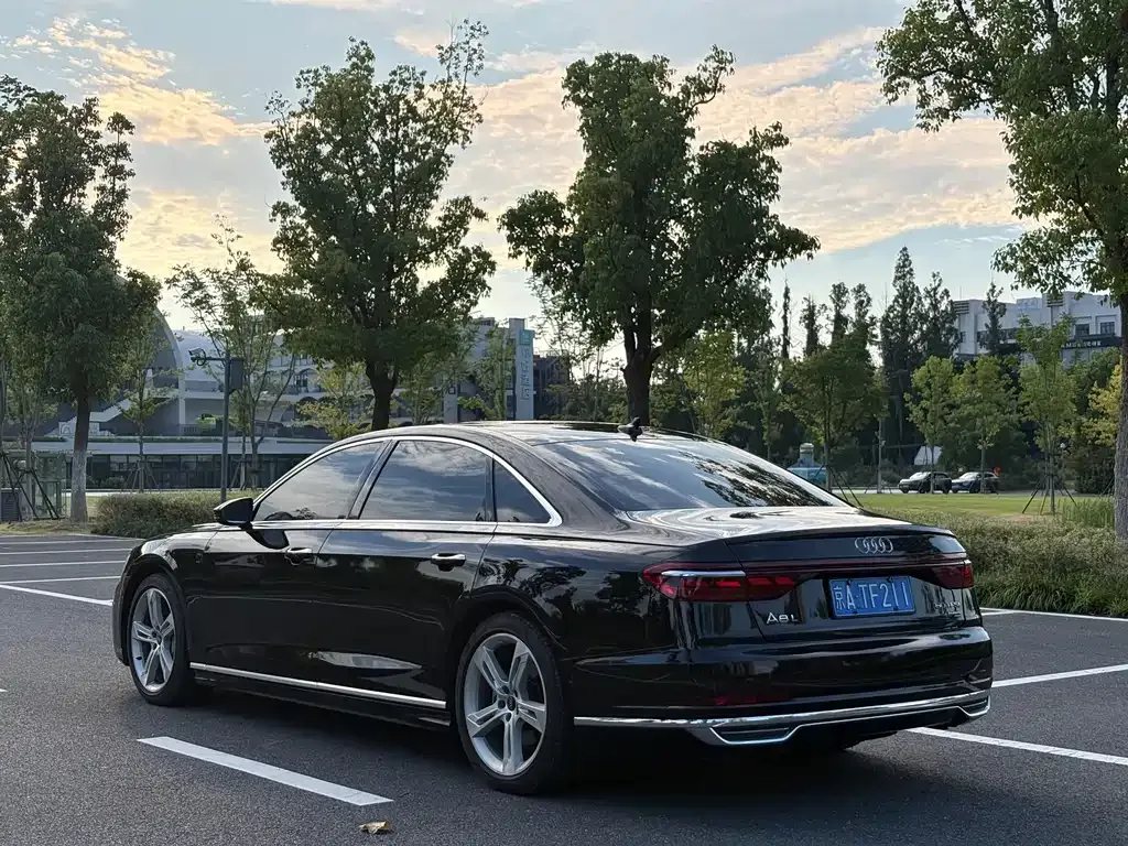 Audi A8 — фото 8