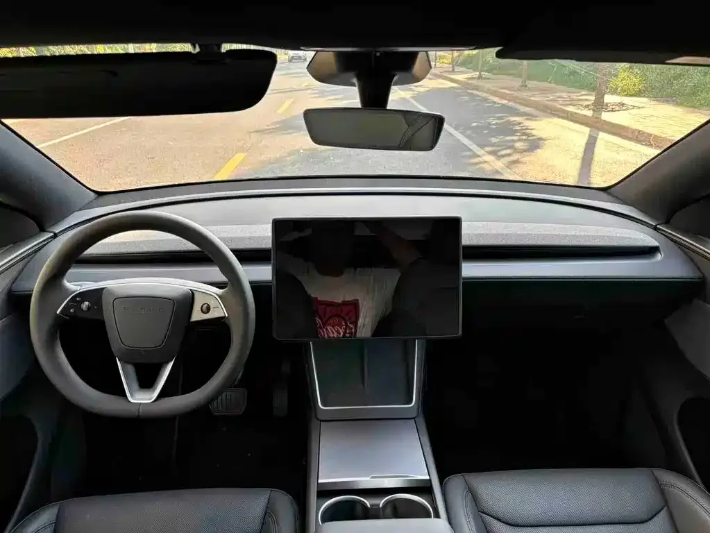 Tesla Model Y — фото 2