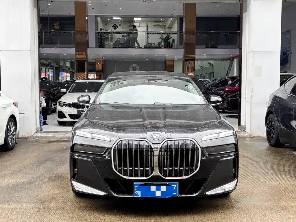 BMW 7 Series — фото 1