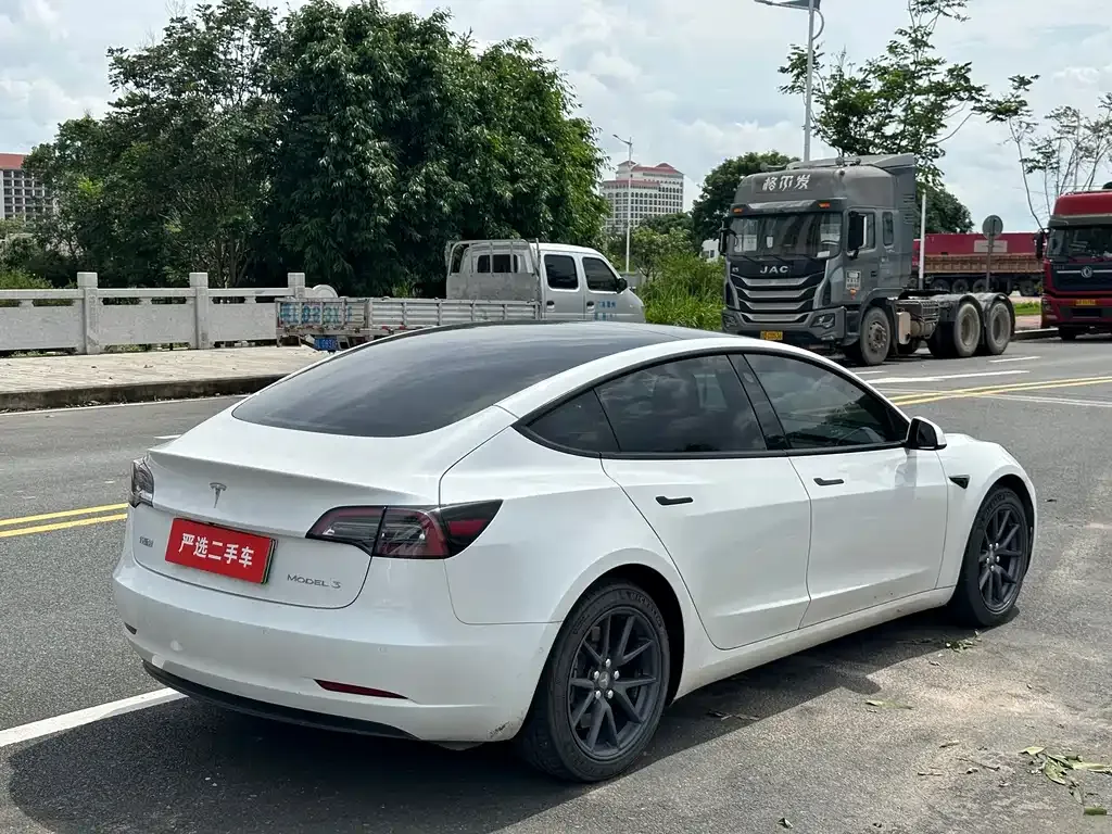 Tesla Model 3 — фото 10