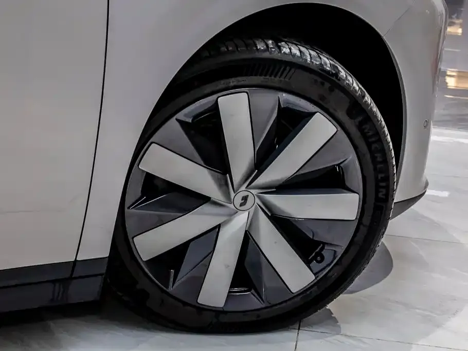 Li Auto i8 — фото 9