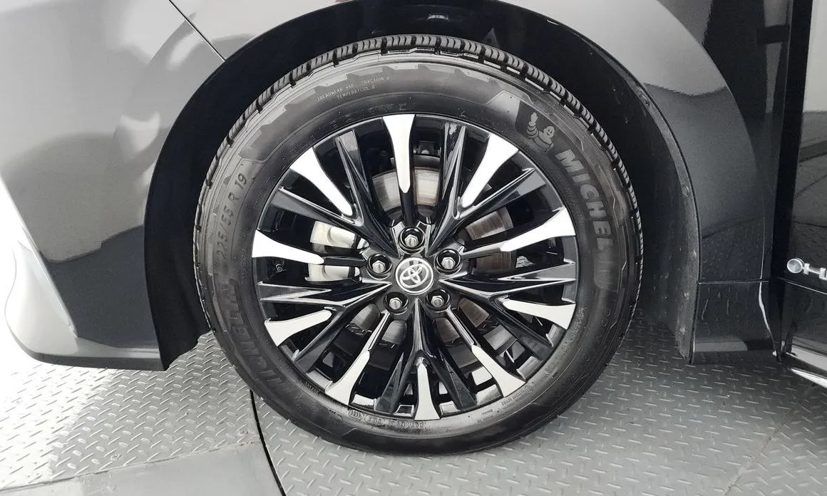 Toyota Alphard — фото 10