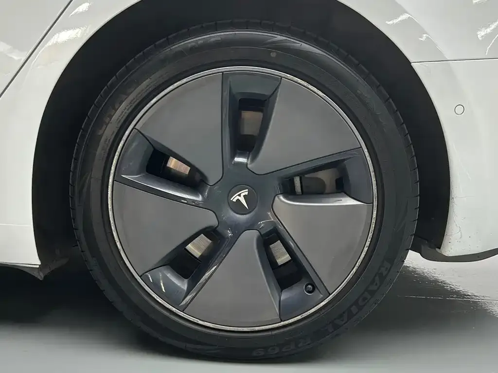 Tesla Model 3 — фото 7