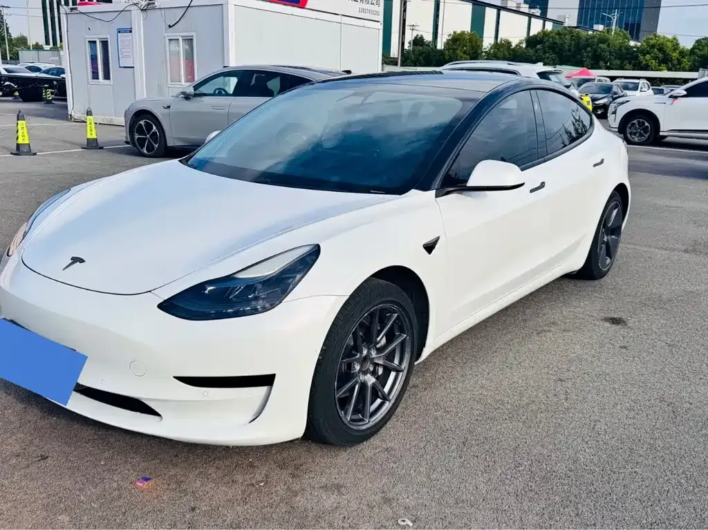 Tesla Model 3 — фото 1