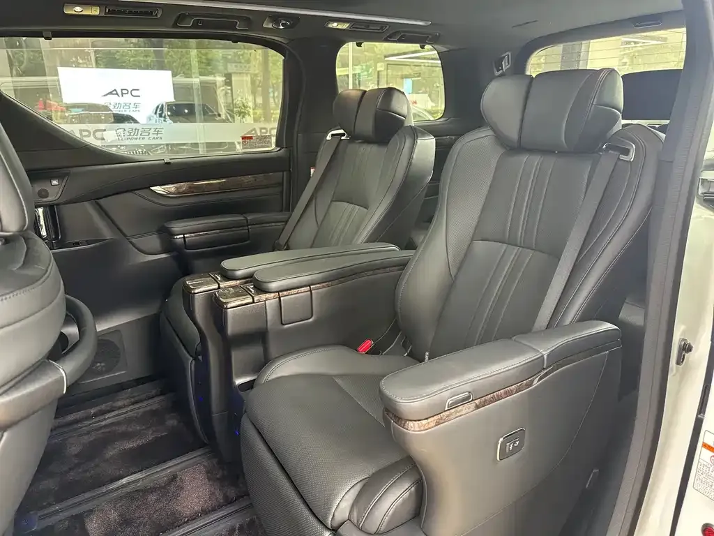 Toyota Vellfire — фото 6