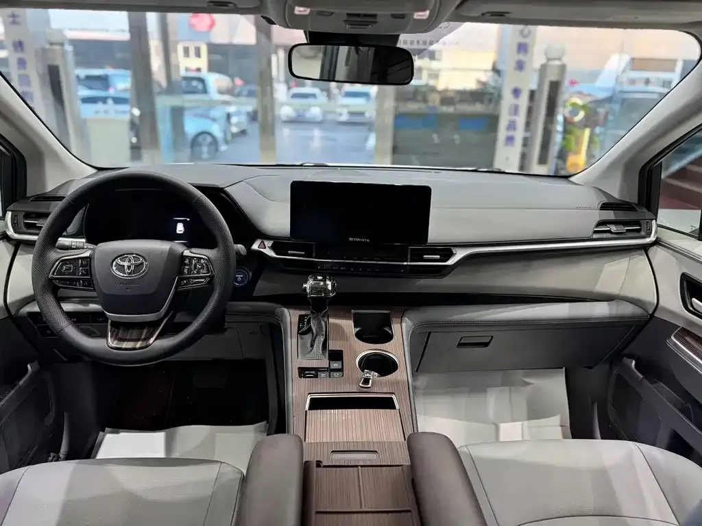 Toyota Granvia — фото 9