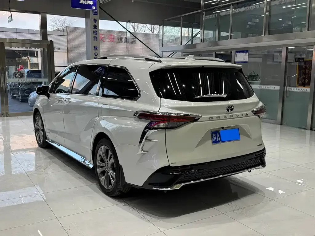 Toyota Granvia — фото 10