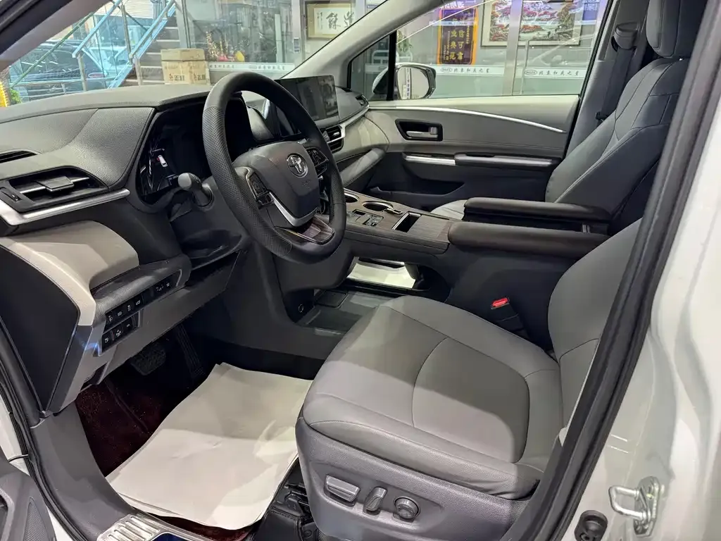 Toyota Granvia — фото 2