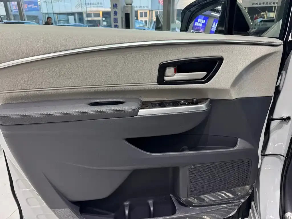 Toyota Granvia — фото 8