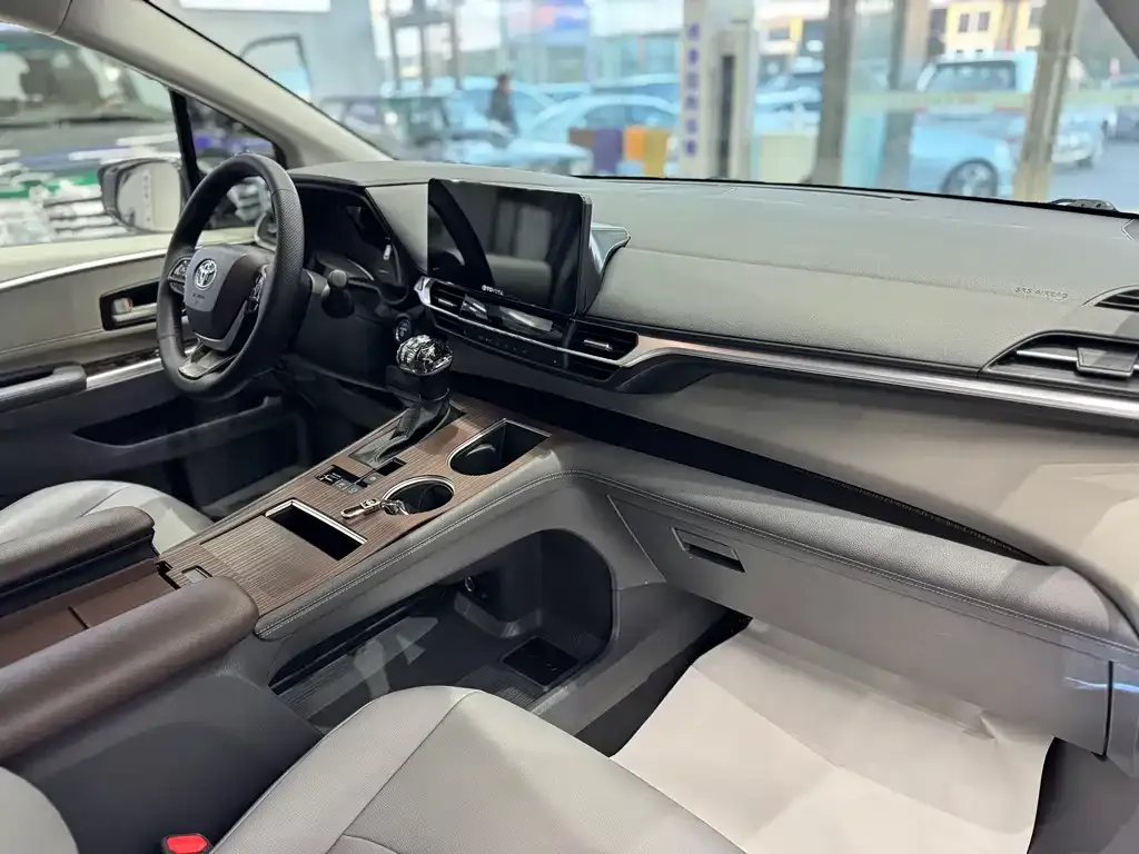 Toyota Granvia — фото 3